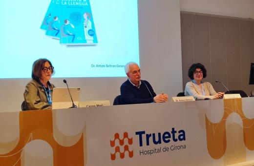 El Dr. Antoni Beltran presenta el seu llibre al Trueta acompanyat per les referents lingüístiques Carme Majó i Eulàlia Miret