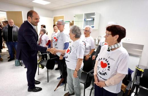 El Conseller de Presidència, Albert Dalmau, saluda usuaris del nou CAP Pineda