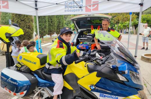 Un nen ingressat al Trueta pujat en una moto de la Unitat de Trànsit dels  Mossos