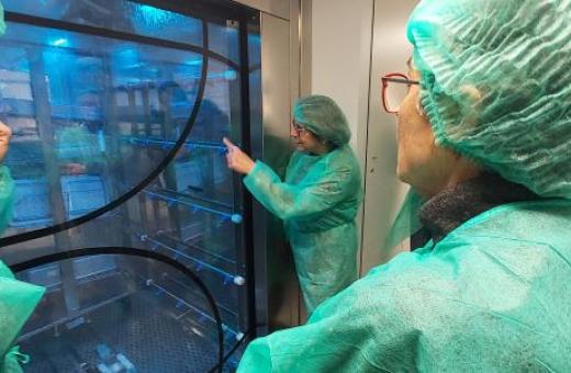 La consellera de Salut, Olga Pané, durant la visita a l'àrea d'esterilització del Trueta