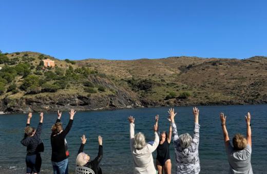 Imatges d'una sessió d'exercici físic vinculat als estudis de recerca per avaluar els beneficis que les activitats a l'entorn del mar aporten a la salut i al benestar emocional de les persones. 
