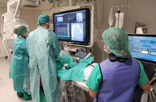 Imatges d'una intervenció per a tractar un cas de fibril·lació auricular utilitzant el procediment d'electroporació realizada a la sala d’electrofisiologia cardíaca ubicada a la Unitat d'Arrítmies del centre.    