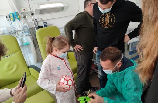 Visita de jugadors i jugadores del Girona a pediatria del Trueta