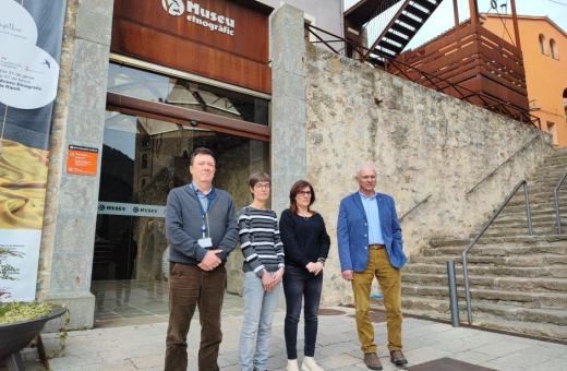 D'esquerra a dreta, Francesc German, director d’operacions de la Gerència d'Atenció Primària i Comunitària de l’ICS Girona;  Mireia Zarco, directora adjunta d’Atenció Primària de la Fundació Hospital de Campdevànol;  Roser Vilardell, directora del Museu Etnogràfic de Ripoll, i Amadeu Rosell, president del Consorci de Benestar Social i del Consell Comarcal del Ripollès. Tots quatre han intervingut avui en la presentació de la jornada 'La Cuina del Benestar'