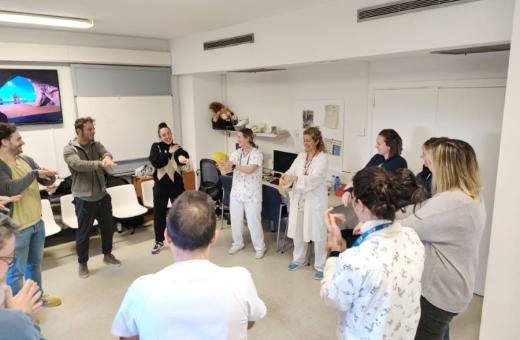 na de les sessions impartides per professiolnals de Pallapupas, en les quals es combinen tècniques de gestió emocional, exercicis d’escolta activa i comunicació empàtica, així com moments de joc per reduir tensions.