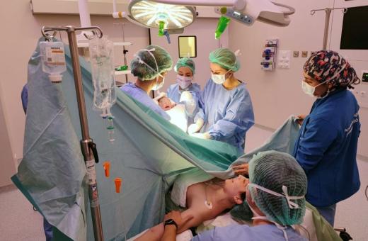 Part per cesària al nou quiròfan situat a la mateixa sala de parts de l'Hospital Trueta i que permet  facilitar el circuit d’acompanyament dels familiars i reforçar el model assistencial centrat en el manteniment continuat del vincle mare-nadó.