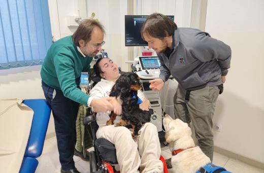 Viisita a la Unitat Funcional de Paràlisi Cerebral del Trueta en què s'hi ha incorporat la teràpia assistida amb gossos com a intervenció complementària a la resta de tractaments realitzats. A més dels professionals mèdics i d’infermeria, la teràpia es realitza amb la presència constant del tècnic del CTAC.