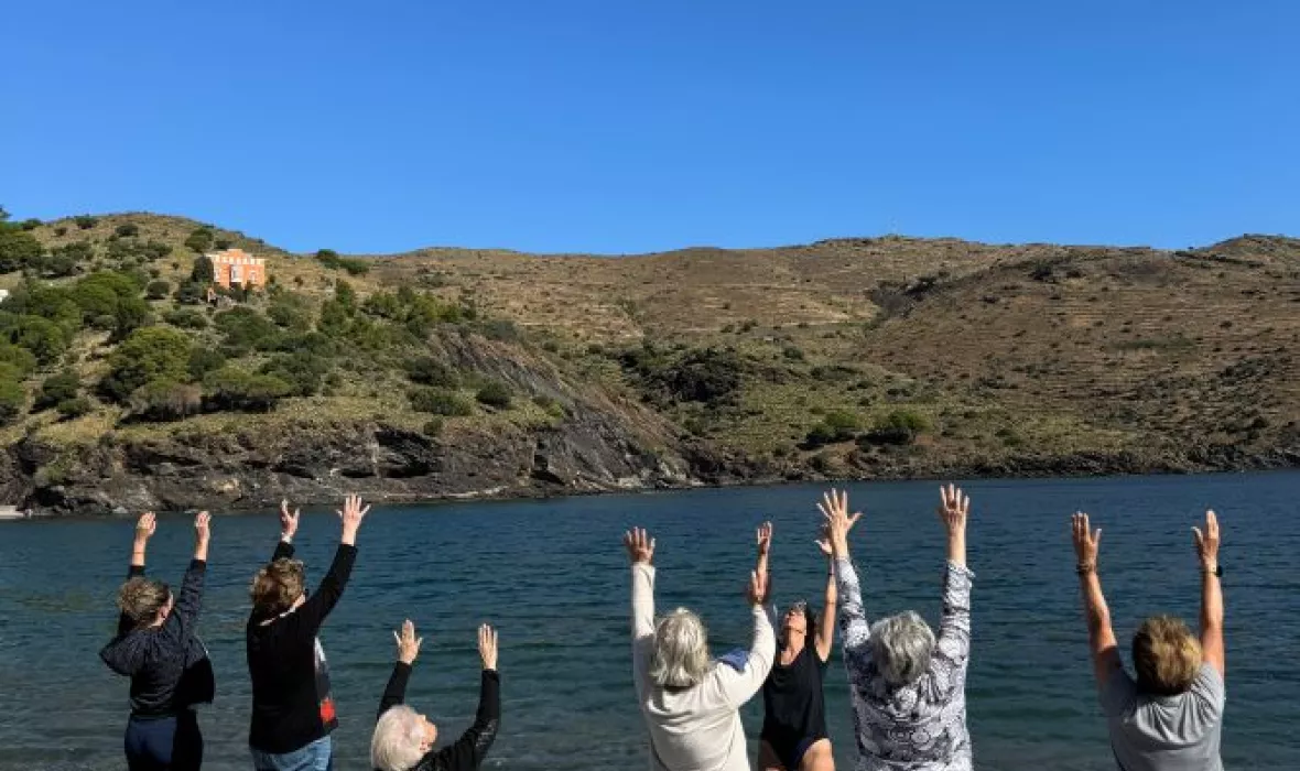 Imatges d'una sessió d'exercici físic vinculat als estudis de recerca per avaluar els beneficis que les activitats a l'entorn del mar aporten a la salut i al benestar emocional de les persones. 