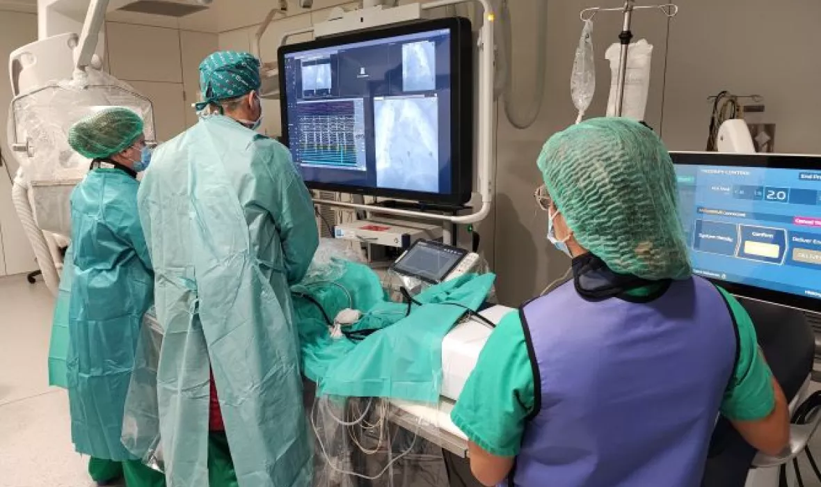Imatges d'una intervenció per a tractar un cas de fibril·lació auricular utilitzant el procediment d'electroporació realizada a la sala d’electrofisiologia cardíaca ubicada a la Unitat d'Arrítmies del centre.    
