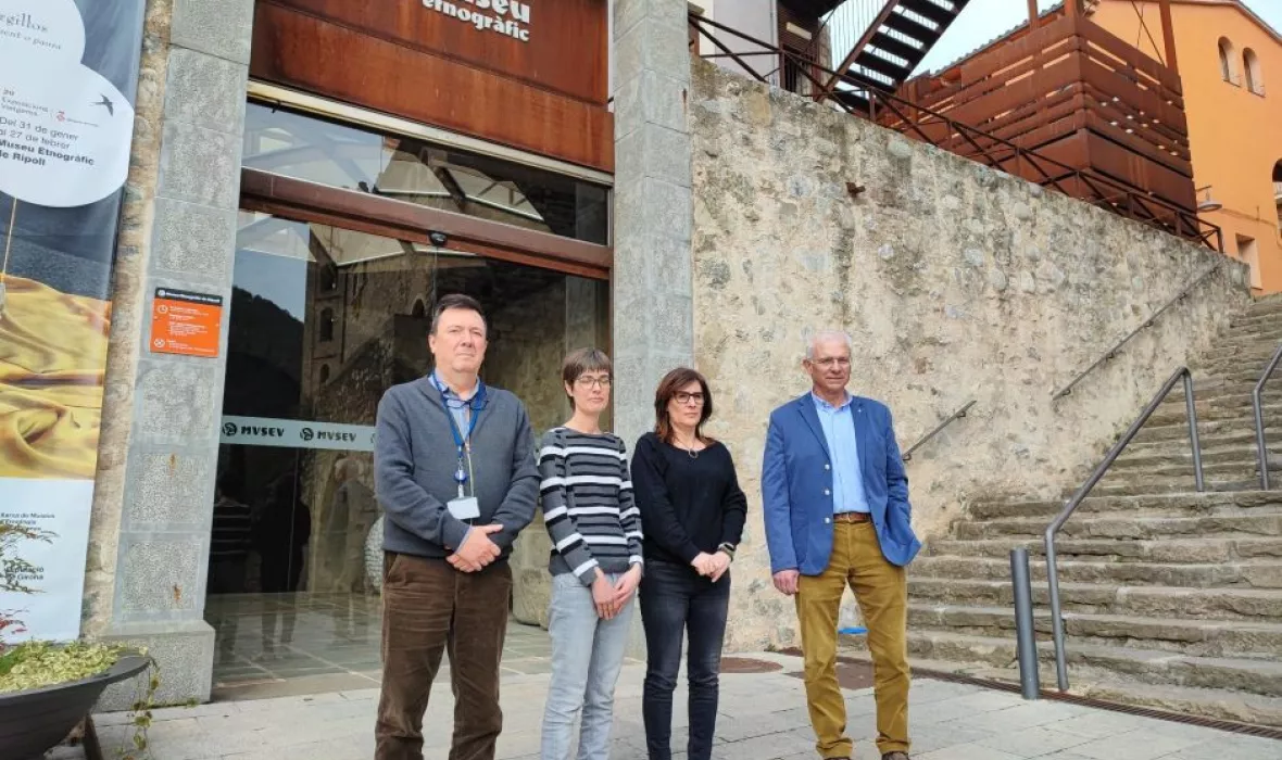 D'esquerra a dreta, Francesc German, director d’operacions de la Gerència d'Atenció Primària i Comunitària de l’ICS Girona;  Mireia Zarco, directora adjunta d’Atenció Primària de la Fundació Hospital de Campdevànol;  Roser Vilardell, directora del Museu Etnogràfic de Ripoll, i Amadeu Rosell, president del Consorci de Benestar Social i del Consell Comarcal del Ripollès. Tots quatre han intervingut avui en la presentació de la jornada 'La Cuina del Benestar'