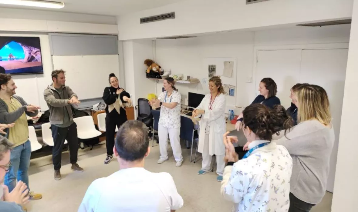 na de les sessions impartides per professiolnals de Pallapupas, en les quals es combinen tècniques de gestió emocional, exercicis d’escolta activa i comunicació empàtica, així com moments de joc per reduir tensions.