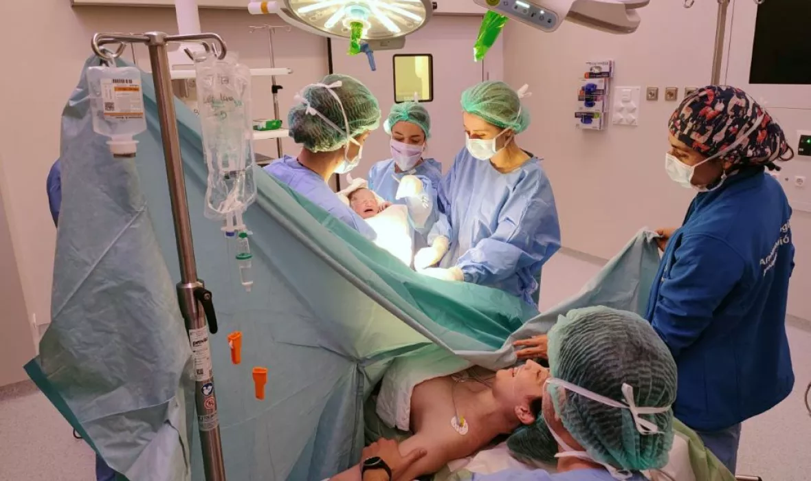 Part per cesària al nou quiròfan situat a la mateixa sala de parts de l'Hospital Trueta i que permet  facilitar el circuit d’acompanyament dels familiars i reforçar el model assistencial centrat en el manteniment continuat del vincle mare-nadó.