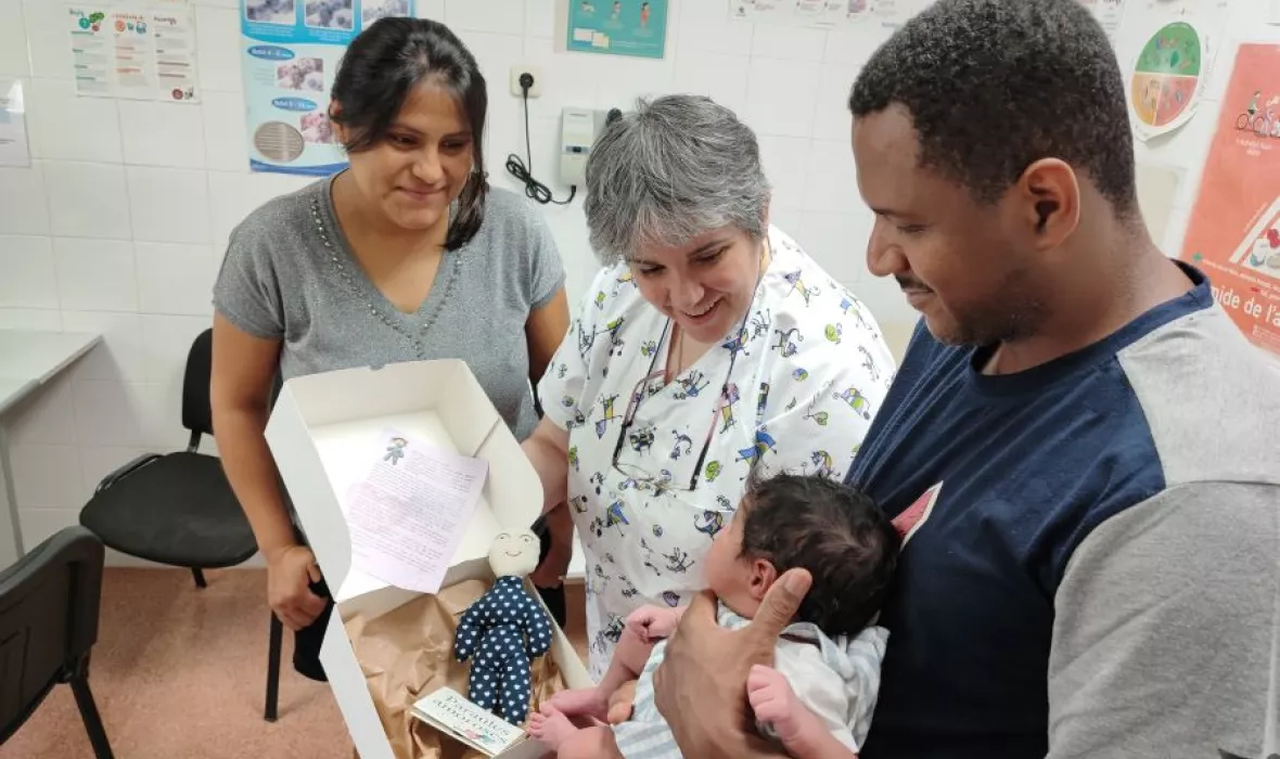 Obsequi de la caixa amb el ninot drap, la carta de benvinguda i el fullet desplegable amb paraules afectuoses del projecte 'Identitats' al CAP de la Jonquera.