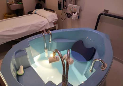 La banyera d’hidroteràpia està situada en una sala, també reformada i dotada de tot l’equipament per oferir el màxim confort a les dones gestants. 