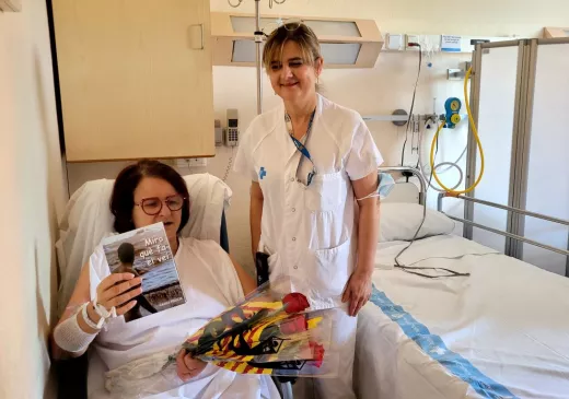 Imatge d'arxiu de lliurament de llibres i roses a pacients hospitalitzats al Trueta durant la celebració de Sant Jordi de 2024.