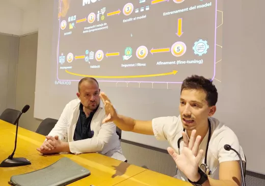 El Doctor Arnau Àlvarez fa l'exposició de diferents aplicacions dotades d'intel·ligència artificial durant la sessió celebrada al Trueta