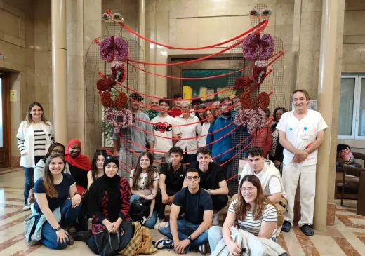 L'Hospital Trueta se suma a ‘Girona, Temps de Flors’ amb una instal·lació que uneix joventut, salut i donació