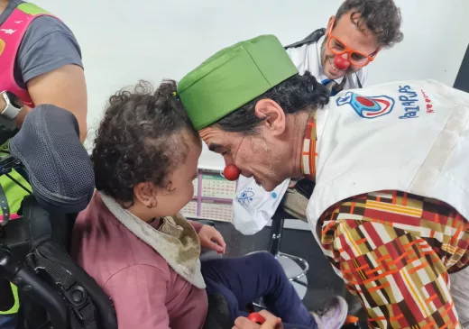 Els Pallapupas interactuen amb un infant durant una visita d'acompanyament a domicili amb l'ESCCAPP-GI 