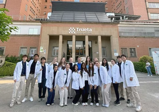 El grup d'estudiants nord-americans que han fer l'estada formativa a l'entrada del Trueta