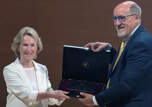 El Doctor Ramon Brugada fa entrega del premi Joan Codina Altés a la Fundació Privada Daniel Bravo Andreu