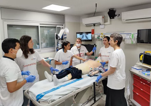 Professionals durant una activitat realitzada al box de crítics del Centre de Simulació del Trueta