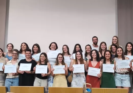 Els residents mostren el diploma acreditatiu com a especialistes en medicina familiar i comunitària