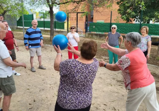 Grup de persones participen un una activitat comunitària a l'exterior impulsada des de l'equip d'atenció primària de Salt