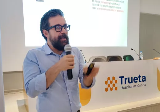 Néstor Guerra, conferenciant expert en Intel·ligència Artificial, es dirigeix als assistents durant la jornada Digital Minds del Trueta 