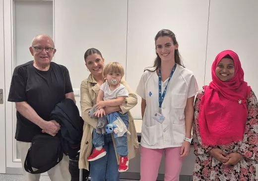 Persones representants dels quatre col·lectius pels quals avui s’inicia la campanya de vacunació. Personal sanitari, embarassades, infants menors de 5 anys i majors de 80 anys.