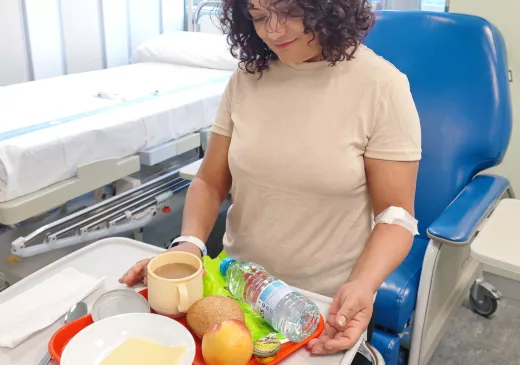Usuària de l'Hospital de Dia del Trueta rep una safata de l'esmorzar, formada per productes saludables.