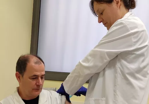 Una professional de l'atenció primària de Banyoles administra una vacuna en una farmàcia del municipi dins la campanya de vacunació de grip i Covid-19.