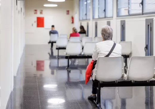 Sala d'espera de consultes al CAP Jordi Nadal de Salt.