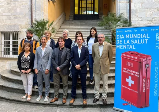 Imatge de grup amb diferents representants d'institucions gironines amb motiu del Dia Mundial de la Salut Mental.