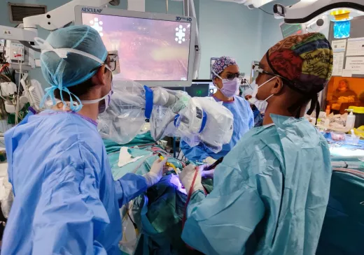 Cirurgians del Servei de Neurocirurgia del Trueta realitzen una operació assistida per imatges obtingudes per l'exoscopi.