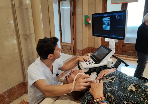 Professional de la Unitat d'Ictus del Trueta realitza una prova de caròtides coincidint amb el Dia Mundial de l'Ictus.