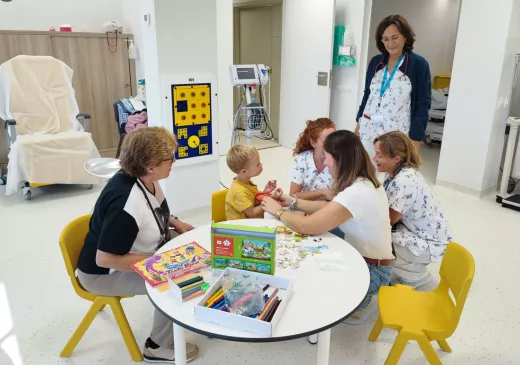 Professionals de l'Hospital de dia Pediàtric del Trueta atenen un infant en el nou espai.