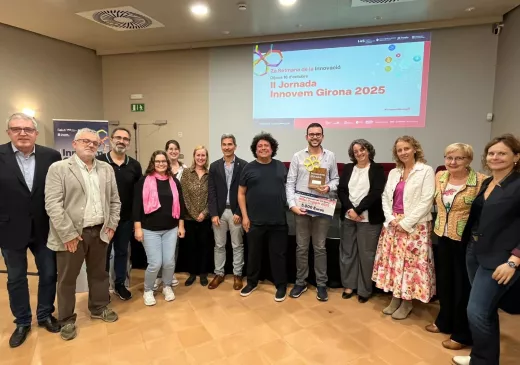 Personalitats de diferents entitats acompanyats dels representants del projecte guanyador 