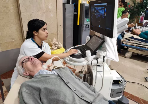 Professional del Servei de Neurologia del Trueta realitzen les proves per comprovar el flux sanguini de les artèries caròtides en el marc del Dia Mundial de l'Ictus  
