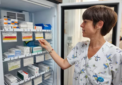 Professional de l'ICS Girona revisa les etiquetes identificatives d'una de les neveres on s'emmagatzemen les vacunes.