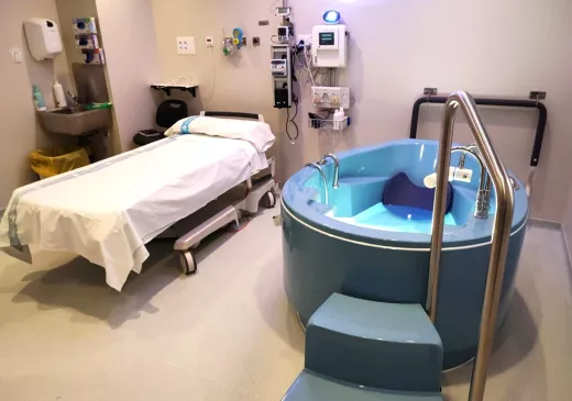 Habitació amb banyera d'hidroteràpia per a parts a l'aigua ubicada a la sala de parts del Trueta.