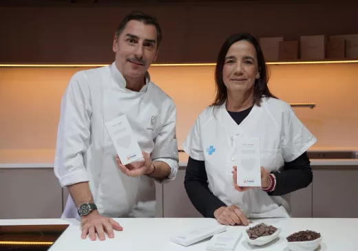 El pastisser Jordi Roca i la nutricionista de l'Hospital Trueta Núria Pons mostren la rajola de xocolata solidària.