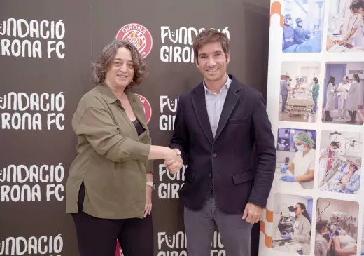 Àngels Morales, gerenta del Trueta i Ignasi Mas-Bagà, president de la Fundació Girona FC 1930 durant l'acte de signatura del conveni