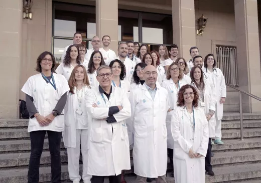 Els professionals del Servei de Pneumologia dels hospitals Trueta i Santa Caterina a les escales d'entrada del Trueta.