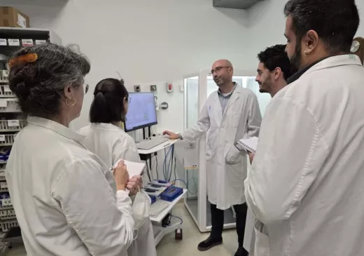 El doctor Marc Bonnin, cap del Servei de pneumologia, acompanya els components de l'equip del programa dHEALTH que van fer la immersió clínica al Trueta. 