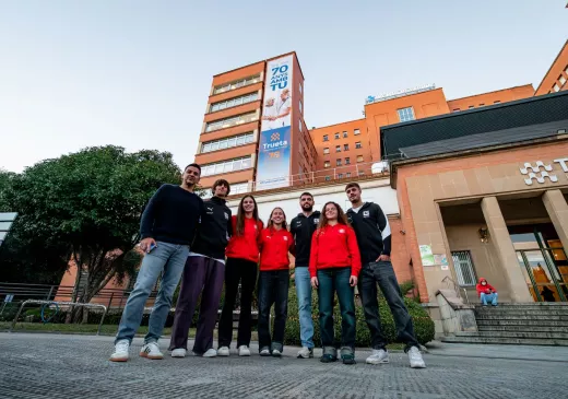 Jugadors i jugadores del Girona FC en la visita als infants ingressats a l'àrea de pediatria en el marc de les dates de Nadal