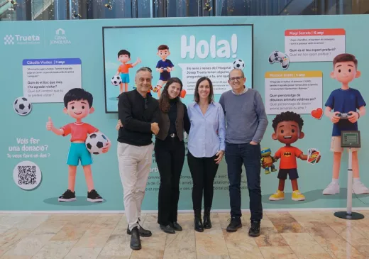 Representants del centre comercial Gran Jonquera i de l'Hospital Trueta, a l'estand instal·lat amb motiu de la campanya solidària de Nadal
