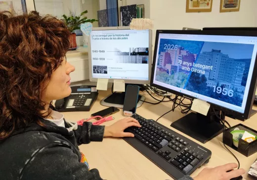 Una persona consulta els continguts de la nova pàgina web per commemorar els 70 anys del Trueta.