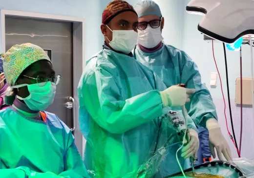 Interevenció de columna per via endoscòpica a càrrec del Servei de Neurocirurgia de l'Hospital Trueta. 