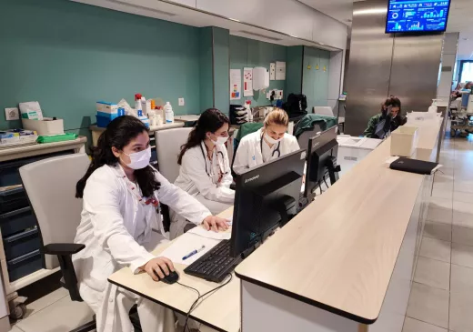 Metges residents del Servei d'Urgències de l'Hospital Trueta consulten diferents resultats.  