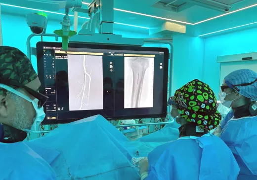 Profesisonals del Sevei d'Angiologia i Cirurgia Vascular del Trueta durant la intervenció d'implant del ispositiu reabsorbible en artèries distals de la cama per sota del genoll.